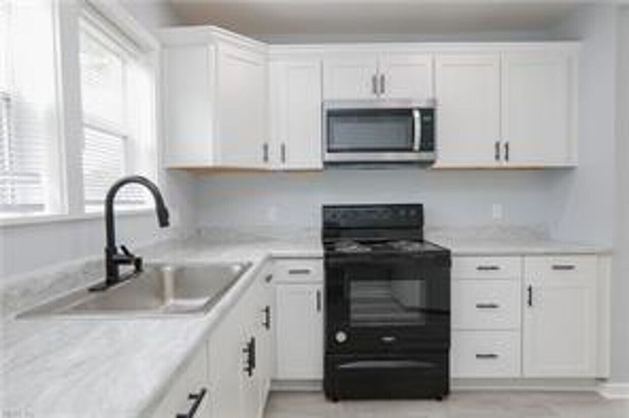 Foto principal - Renovated 3 bed, 1.5 bath Single-Family