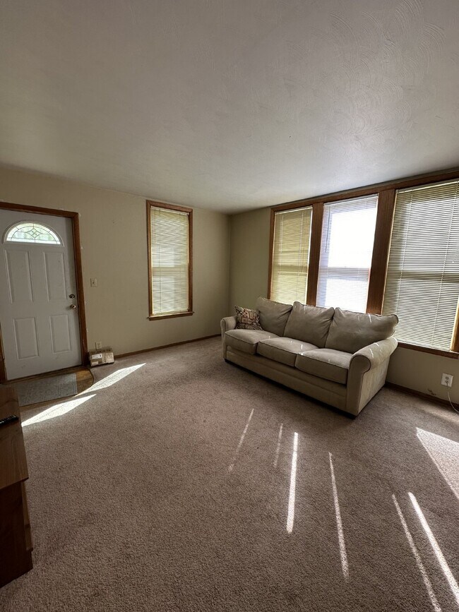 Building Photo - Exciting 3 Bed 1 Bath near UWEC!
