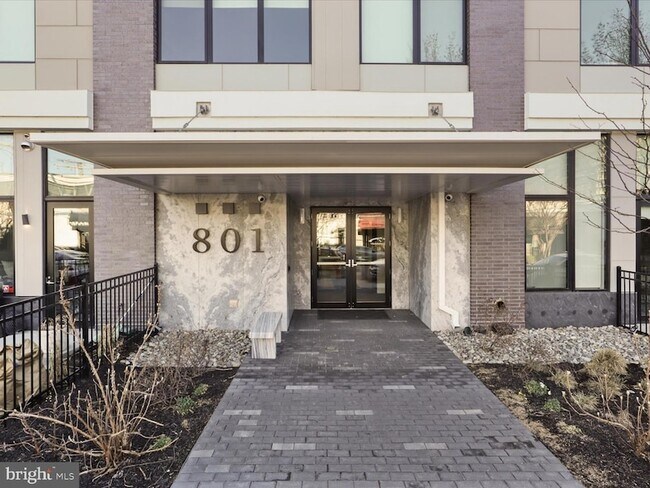 Foto del edificio - 801 N Fairfax St