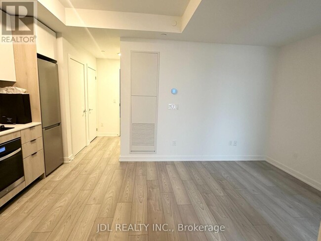 Building Photo - 1007 The Queensway