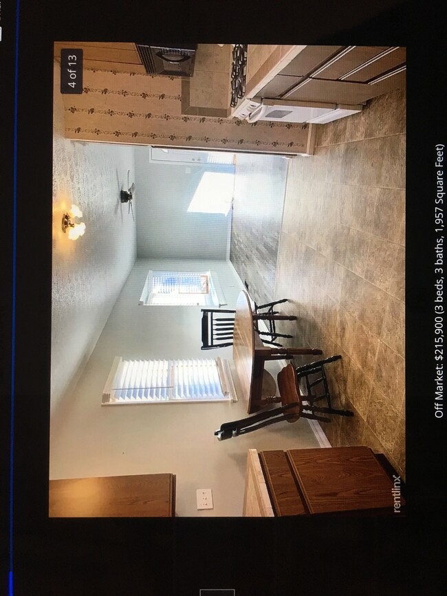 Building Photo - 1400 Royalwood Rd
