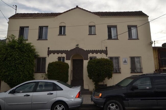 Building Photo - Budlong Apartments...Newly Renovated Studi...