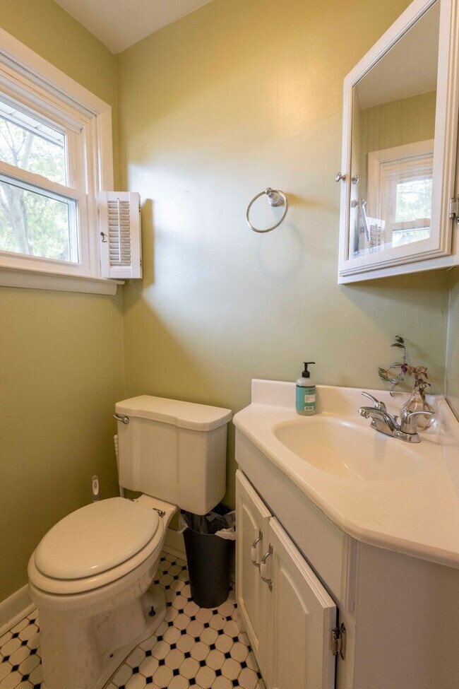Building Photo - Short term lease!! Charming 3Bed/1.5Bath S...