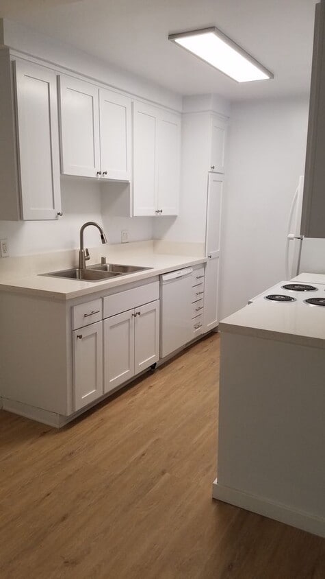 Building Photo - Jewel box in the heart of Brentwood. Walkers paradise. Extra large remodeled units with many amen...