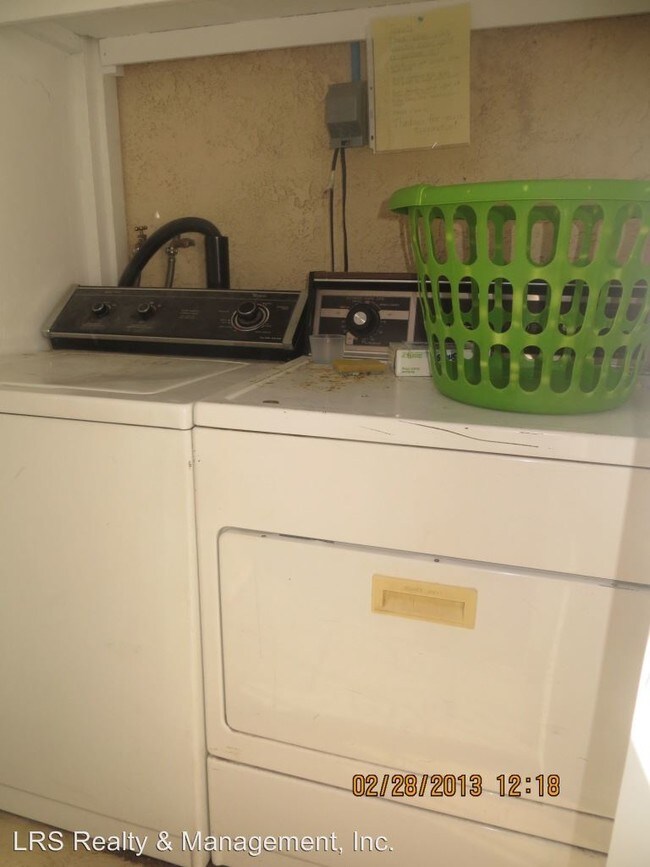 Foto del edificio - 135-137 W C St