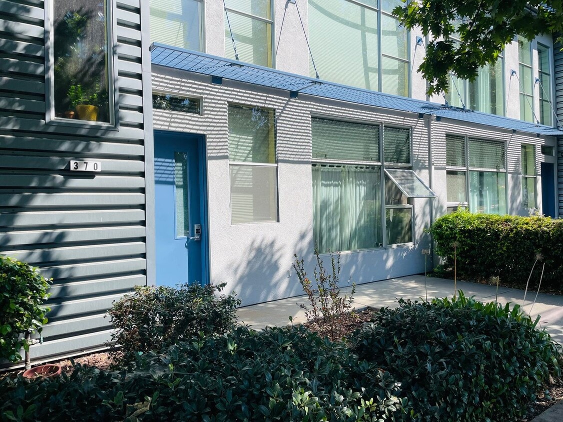 Primary Photo - 370 C St