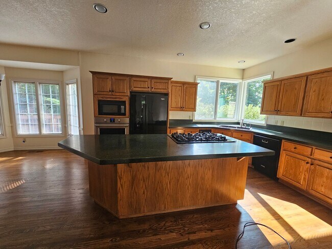 Building Photo - TRADITIONAL HOME IN PALISADES NEIGHBORHOOD...