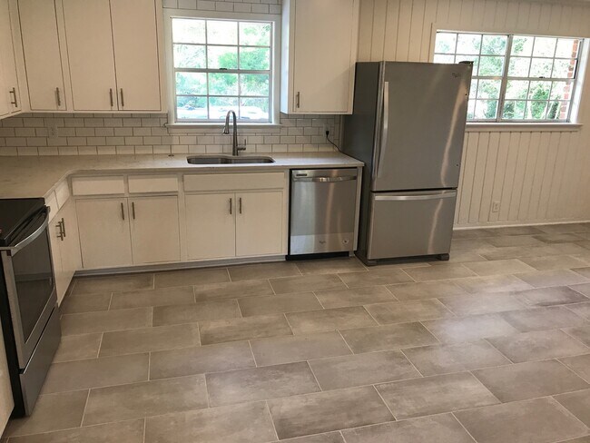 Foto del edificio - Beautiful home in quiet neighborhood