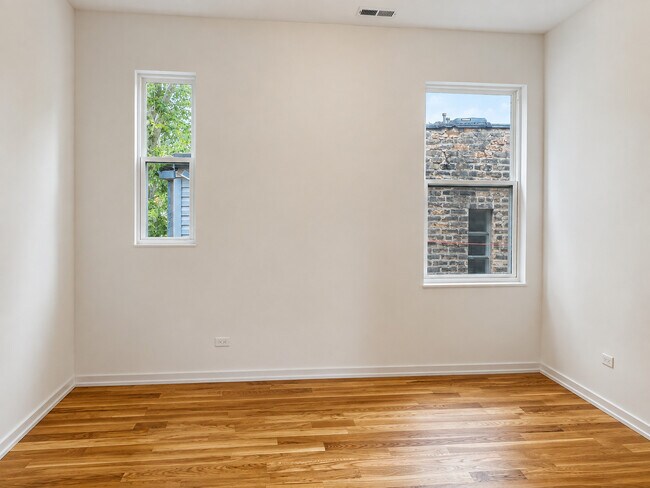 Building Photo - 822 N Winchester Ave