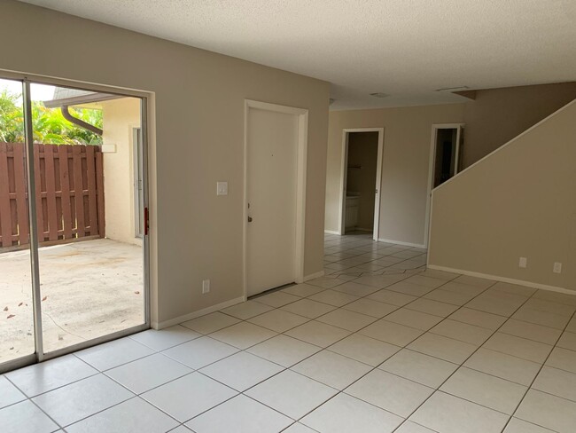 Building Photo - 2 Bedroom 1.5 Bath 2 Story Townhouse