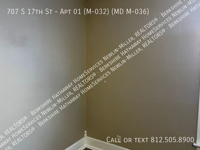 Building Photo - 1 Bedroom Lower Apartment - Pets Welcome!*