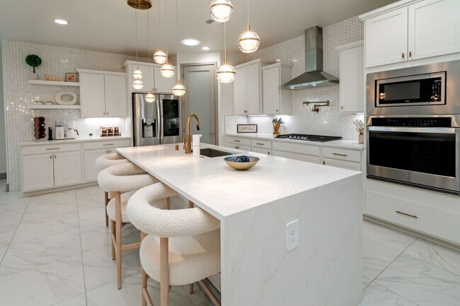 Foto del edificio - Nearly new, exquisitely upgraded- Inground...
