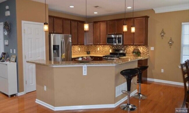 Building Photo - 457 Teneyke Pl
