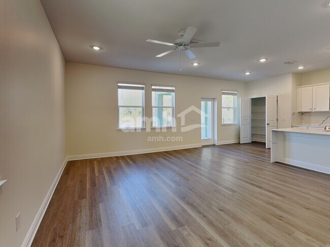 Foto del edificio - 4756 Tributary Ln