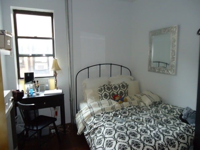 Building Photo - 261 W 21st St