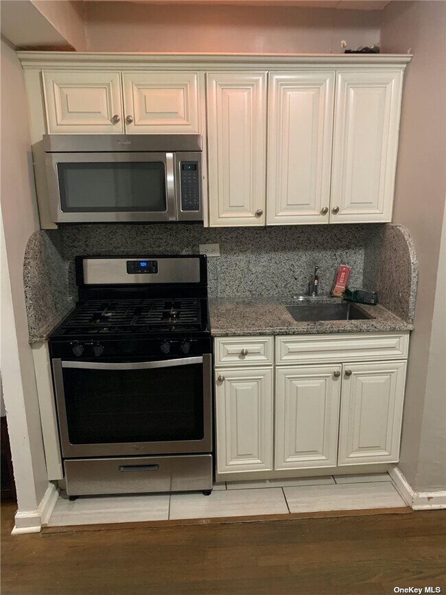 Foto del edificio - 37-30 83rd St