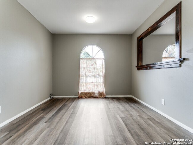 Foto del edificio - 3 Bedroom/1 Bathroom Home in the Camelot I...