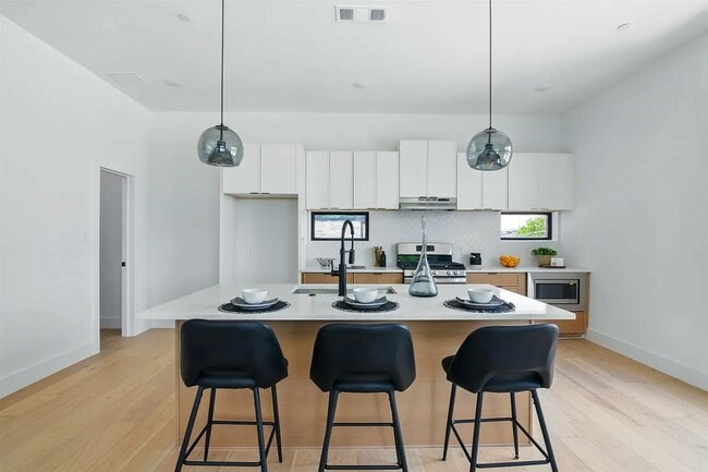 Foto del edificio - 430 E 8th St