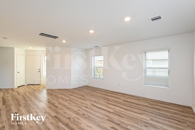 Building Photo - 302 Pickwick Gdns Ln