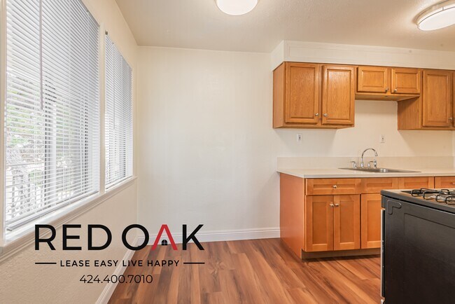 Building Photo - Lovely Top Floor One Bedroom with Sunlit S...