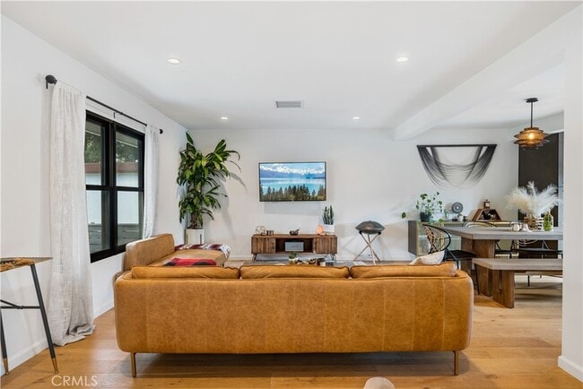 Foto del edificio - 242 Thorne St