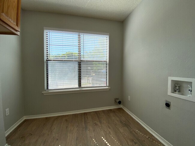 Foto del edificio - 6912 Bethune Ave