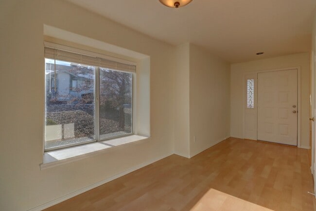 Building Photo - 2 bed 2 bath Condo in Montana Terraces