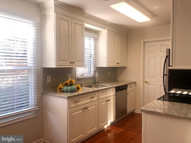 Building Photo - 109 Hawthorne Ave