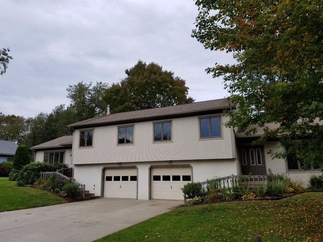 Foto principal - 8 Wayman Dr