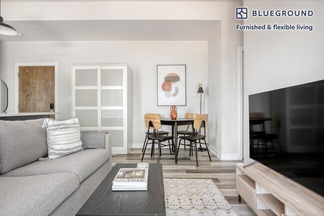 Foto del edificio - 713 N Milwaukee Ave