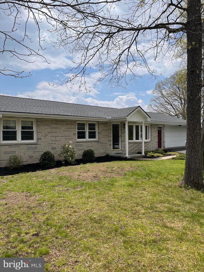 Building Photo - 19 Pine Ridge Rd
