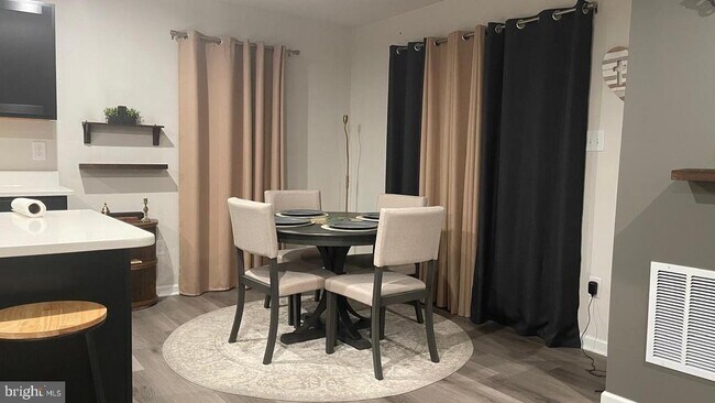 Foto del edificio - 205 Thicket Dr