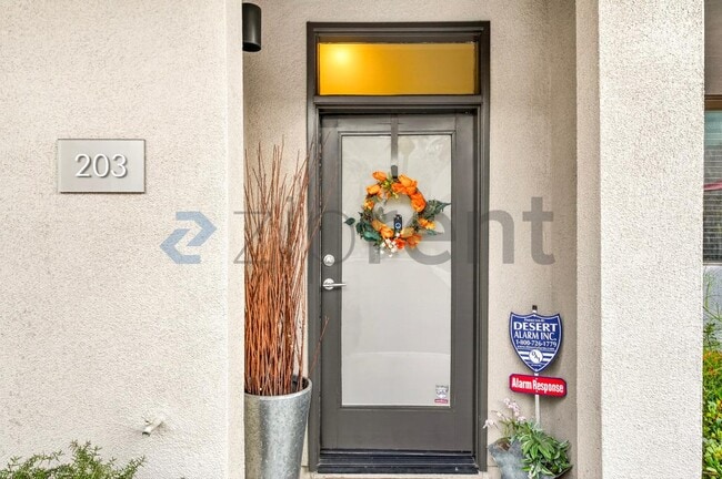 Foto del edificio - 1010 E Palm Canyon Dr