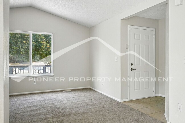 Building Photo - Spacious Home with Washer/Dryer and Storag...