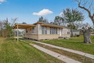 Building Photo - 1221 Parkway Dr