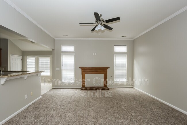 Foto del edificio - 6125 Waverly Lynn Ln