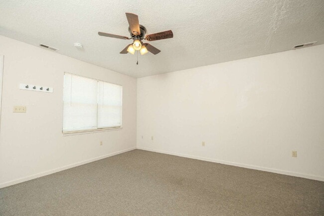 Building Photo - 2 Bedroom, 1 Bath Townhome – Bradley Hills...