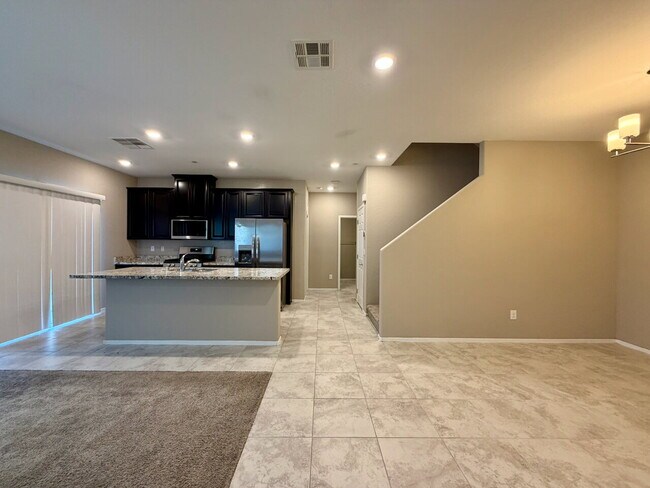Foto del edificio - 3 BED 3 BATH 2 CAR GARAGE TOWNHOUSE W/ PRIVATE YARD, LOFT & BEDROOM DOWNSTAIRS IN GATED COMMUNITY...