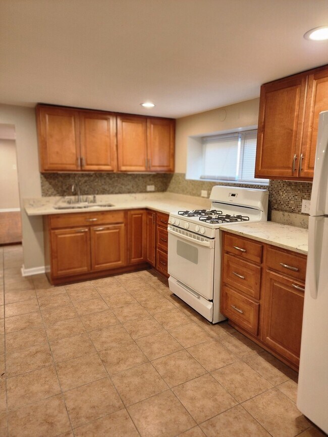 Building Photo - 2114 West 23rd Place Unit GR
