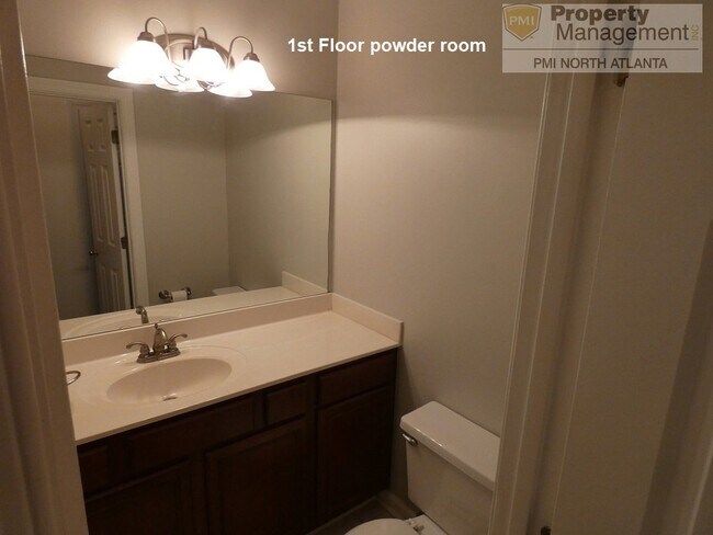 Foto del edificio - Charming townhome is gated community!