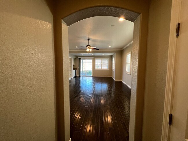 Foto del edificio - Well-appointed single-story home located walking distance to Manteca's Woodward Park!
