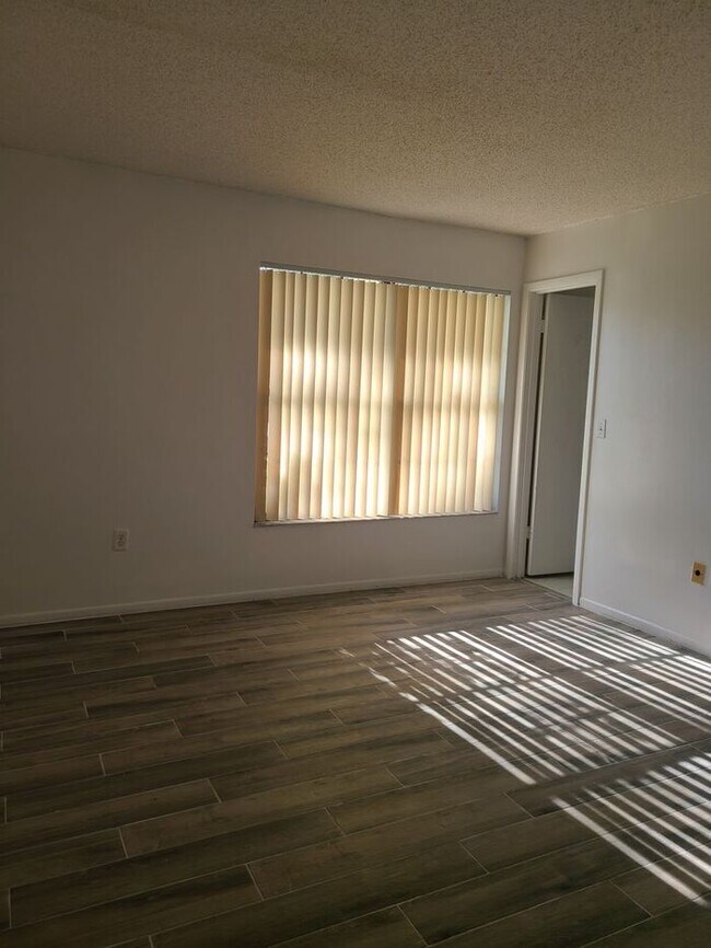 Building Photo - 3 Bedroom Condo, close to airport & shoppi...
