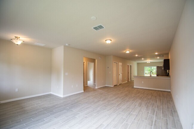 Foto del edificio - BEAUTIFUL DUPLEX... SPACIOUS LIVING SPACE!