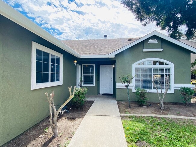 Building Photo - Beautiful Three Bed, Two Bath Home in the ...