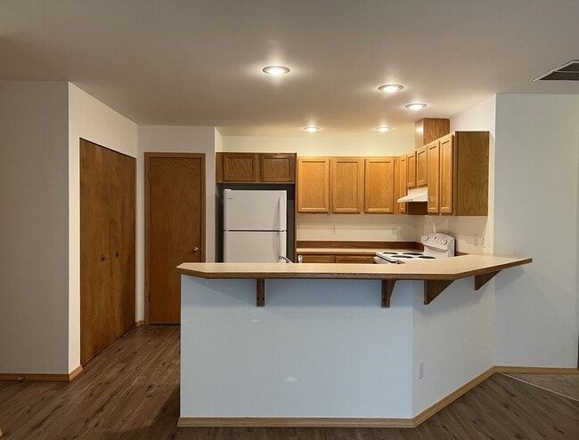 Building Photo - Single Story 2 Bdrm Duplex - Near Lake Goo...