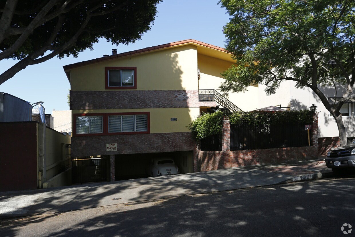 Building - 1111 N Flores St