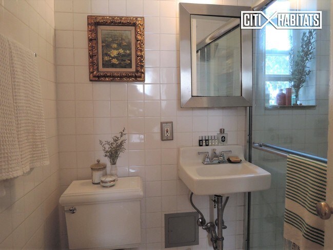 Building Photo - 32 Jane St