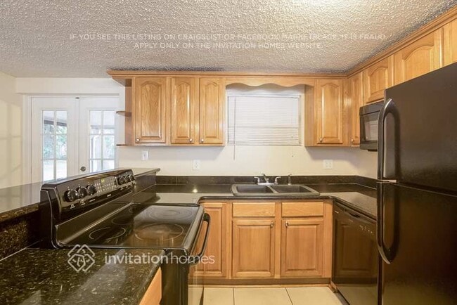 Foto del edificio - 11811 Roselawn Ave