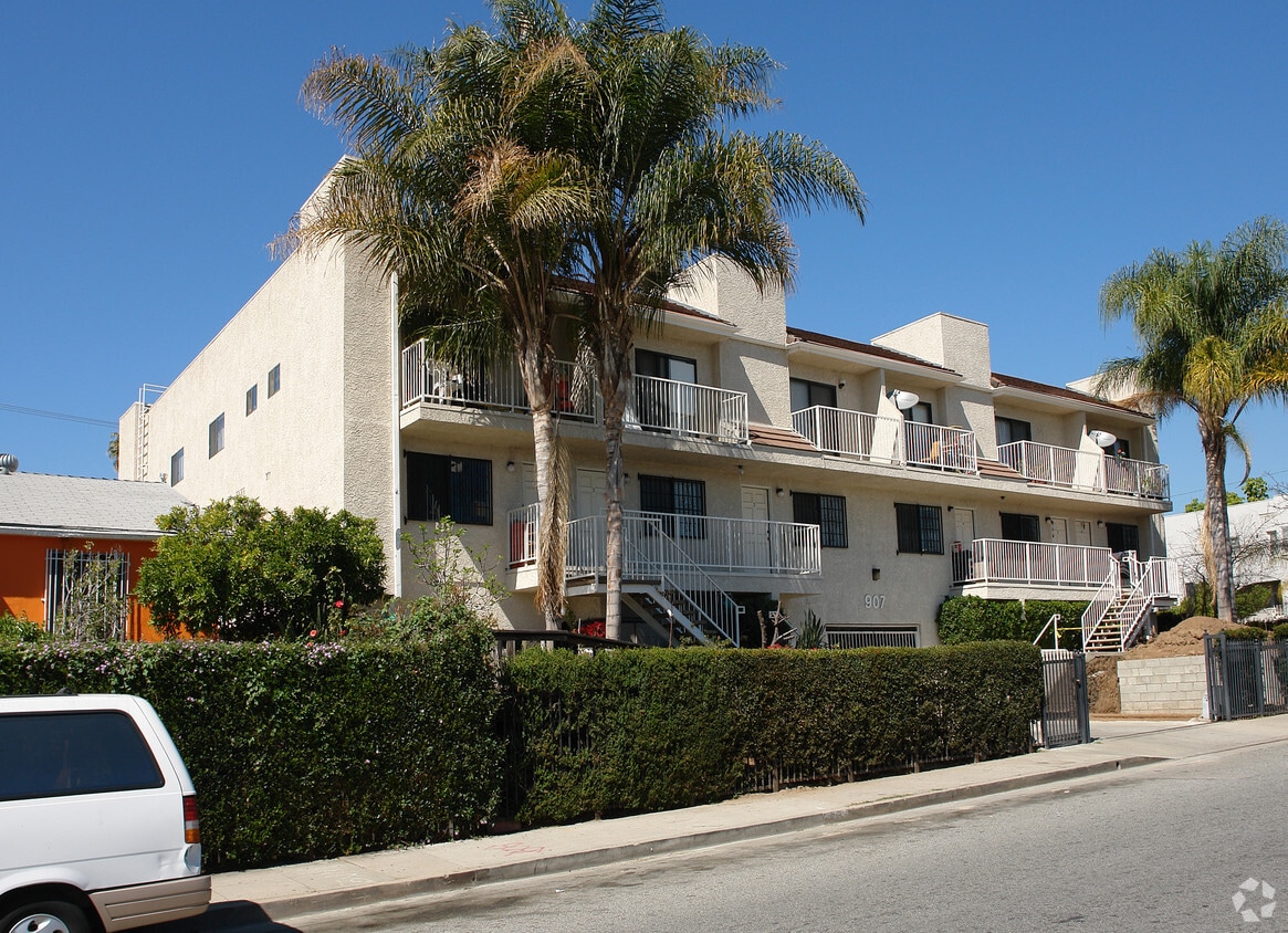 Building Photo - 907 N Alexandria Ave