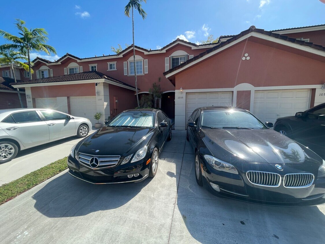 Primary Photo - Pembroke Pines Paradise: Luxe 2-BR/2.5-Bat...